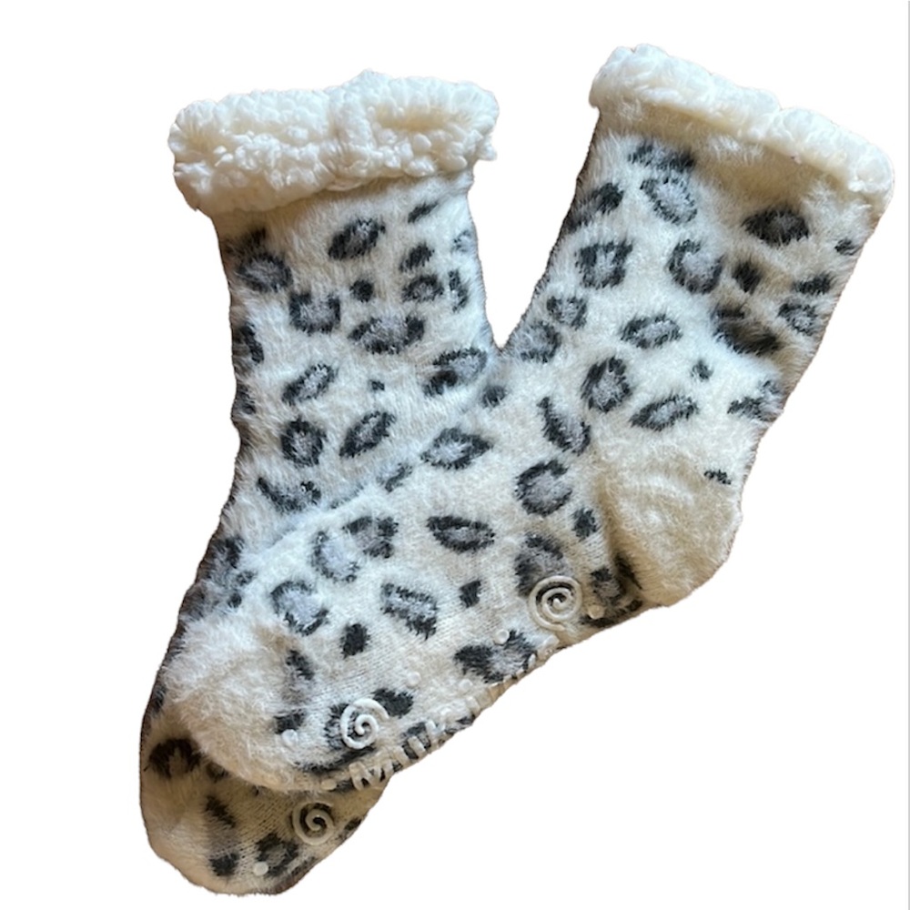 NWOT MUK LUKS CHEETAH DESIGN SOCKS FLEECE LINING GRAY WHITE BLACK GRIP ON HEELS